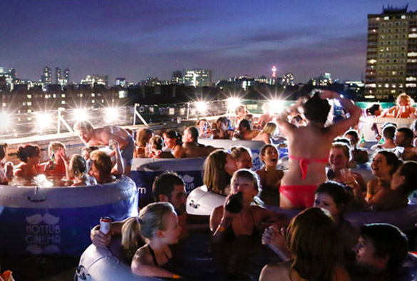 Уживање во топла када и кино под отворено небо