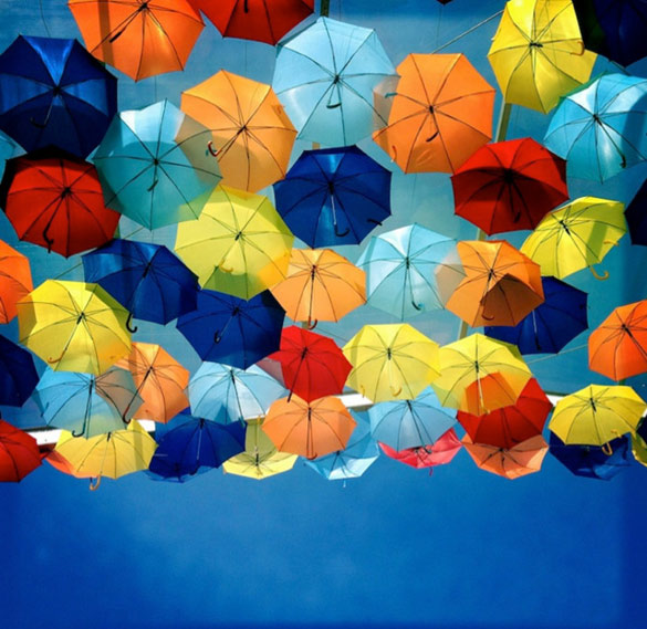 Колоритни инсталации од чадори во Португалија