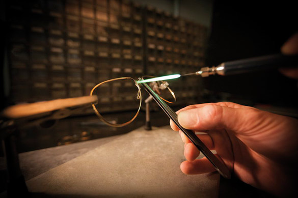 Процесот на рачна изработка на Gucci очилата за сонце