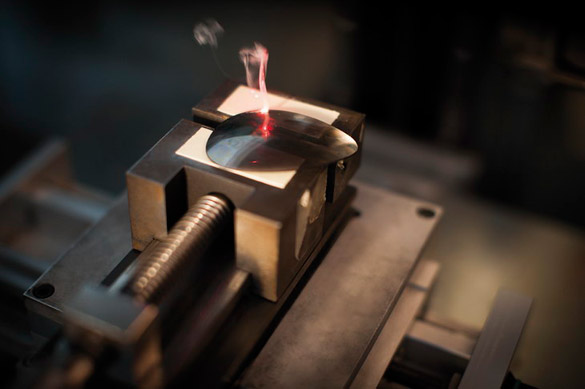 Процесот на рачна изработка на Gucci очилата за сонце