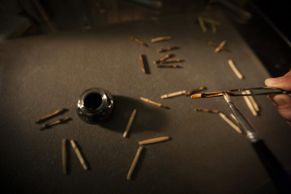 Процесот на рачна изработка на Gucci очилата за сонце