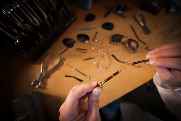 Процесот на рачна изработка на Gucci очилата за сонце