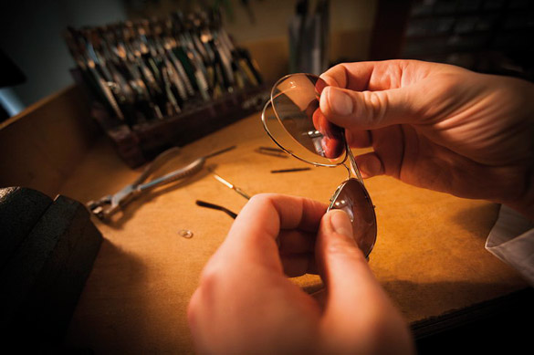 Процесот на рачна изработка на Gucci очилата за сонце