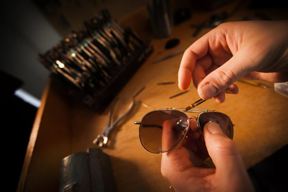 Процесот на рачна изработка на Gucci очилата за сонце