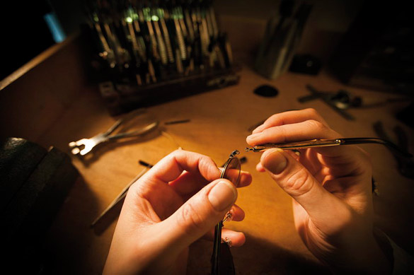 Процесот на рачна изработка на Gucci очилата за сонце