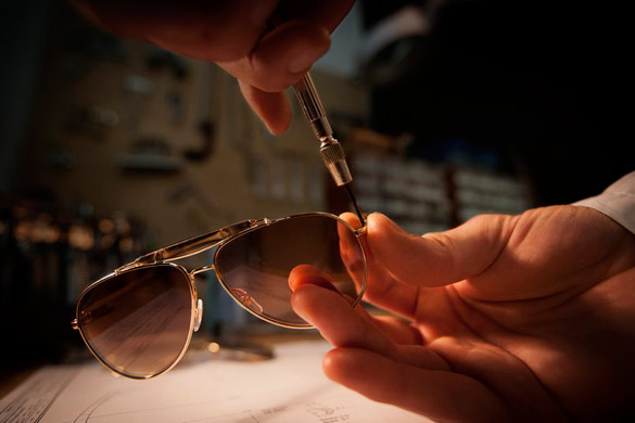 Процесот на рачна изработка на Gucci очилата за сонце