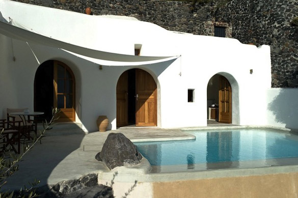 Хотел од вулкански камења во Санторини