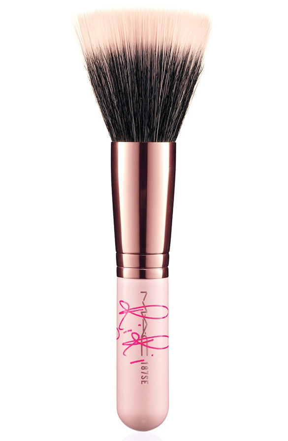 Ријана со своја козметичка линија под етикетата на MAC