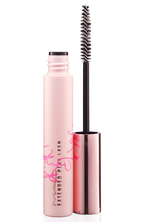 Ријана со своја козметичка линија под етикетата на MAC