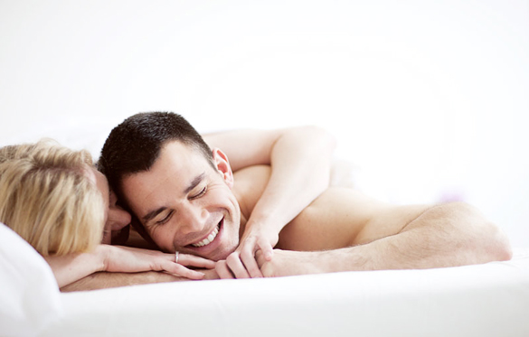 Momce-i-devojka-krevet-iLike-mk