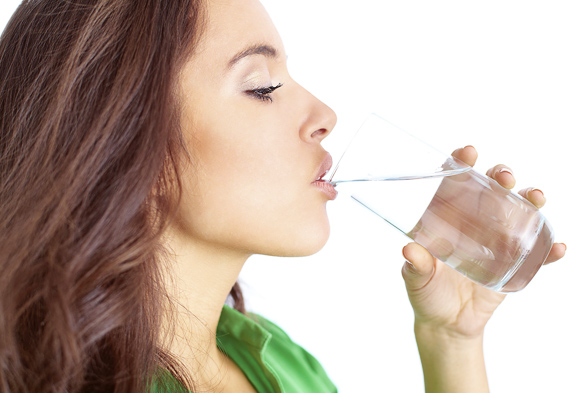 Devojka-pie-voda-iLike-mk