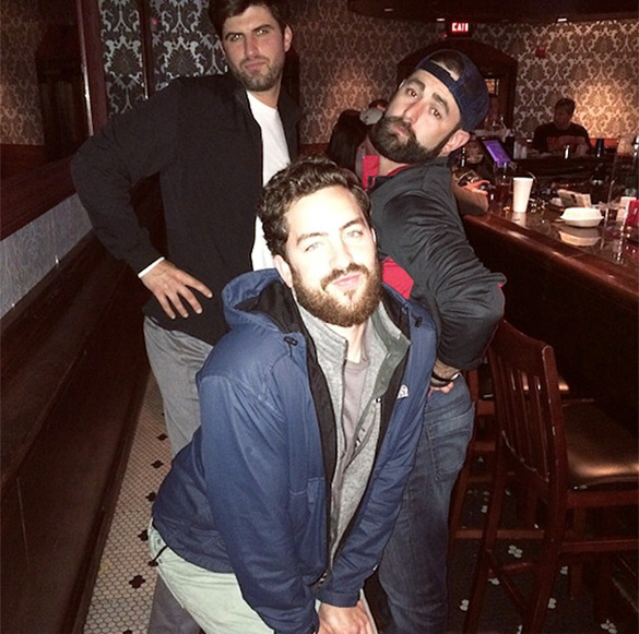 Momci-poziraat-kako-zheni-iLike-mk-002