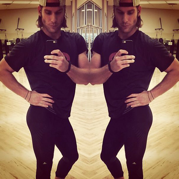 Momci-poziraat-kako-zheni-iLike-mk-003