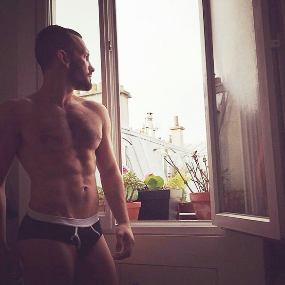 Momci-poziraat-kako-zheni-iLike-mk-005