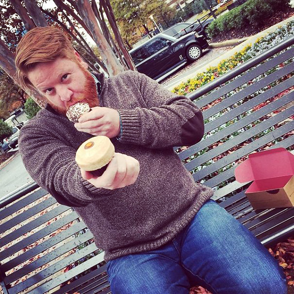 Momci-poziraat-kako-zheni-iLike-mk-009