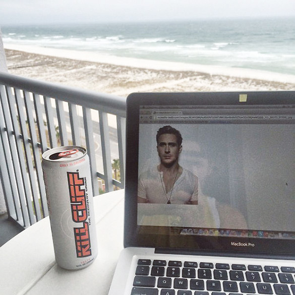 Momci-poziraat-kako-zheni-iLike-mk-011