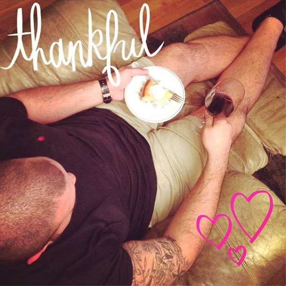 Momci-poziraat-kako-zheni-iLike-mk-012