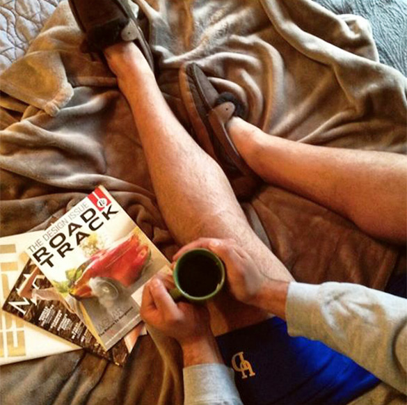 Momci-poziraat-kako-zheni-iLike-mk-013