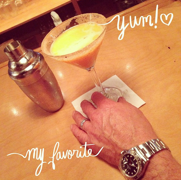 Momci-poziraat-kako-zheni-iLike-mk-015